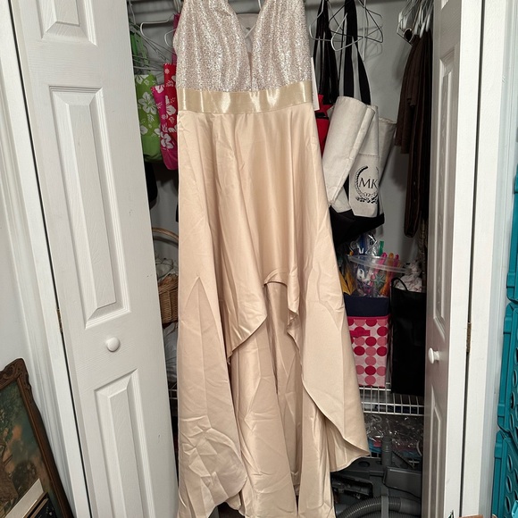 Formal gown - Picture 2 of 6